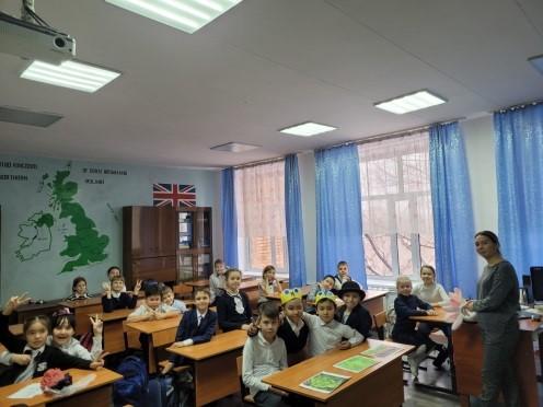 Разве можно представить себе детство без сказок. Поэтому учителями английского языка Далабаевой Ж.К и Нурмухамбетовой А.Д был выбран к мероприятию именно этот жанр для учащихся 3 классов.