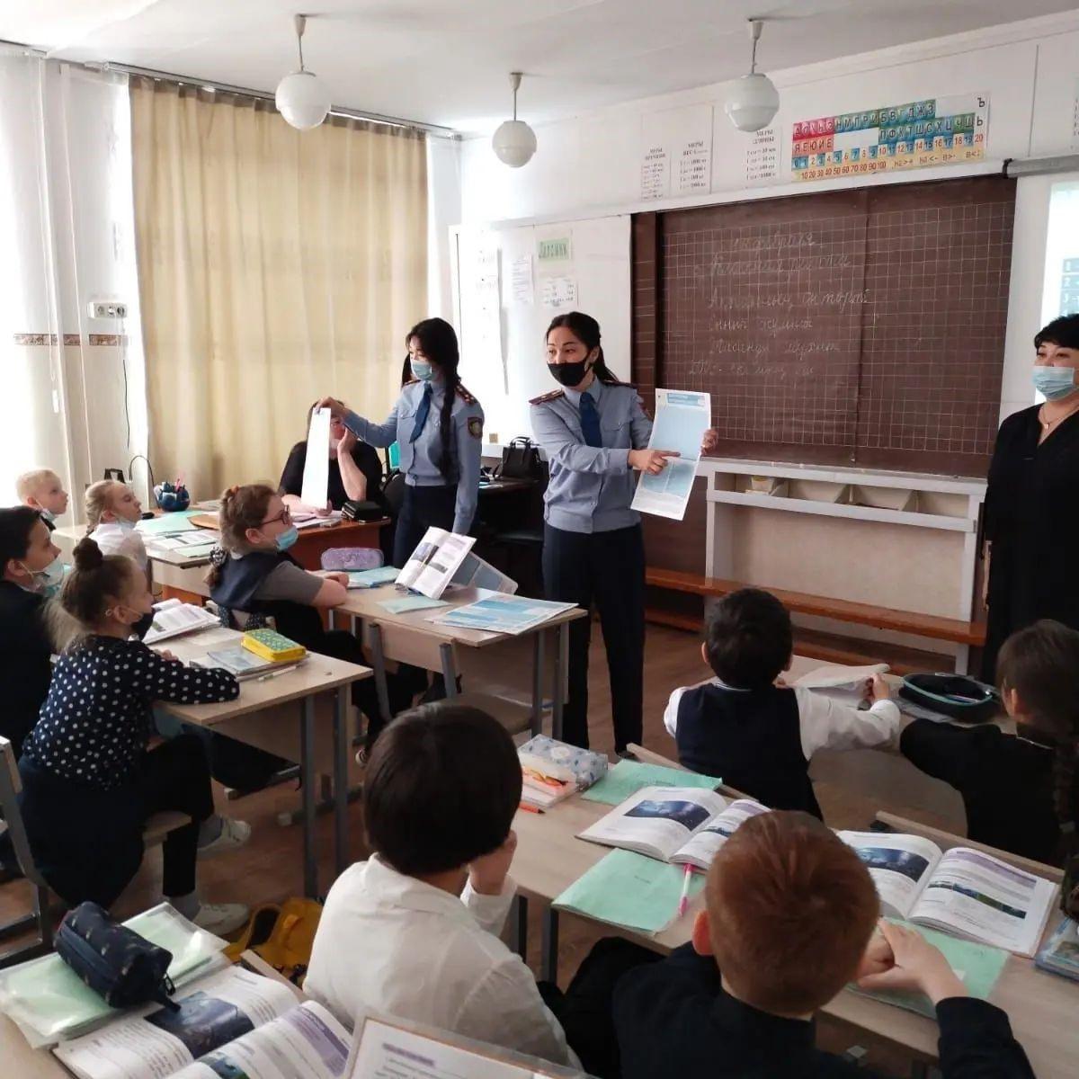14 февраля 2022 года в рамках ОПМ " Безопасность детей на дорогах" сотрудниками Управления местной полицейской службы ДП ВКО майором полиции Елемесовой Н.Е.,старшим лейтенантом полиции Сериккановой А.Р.