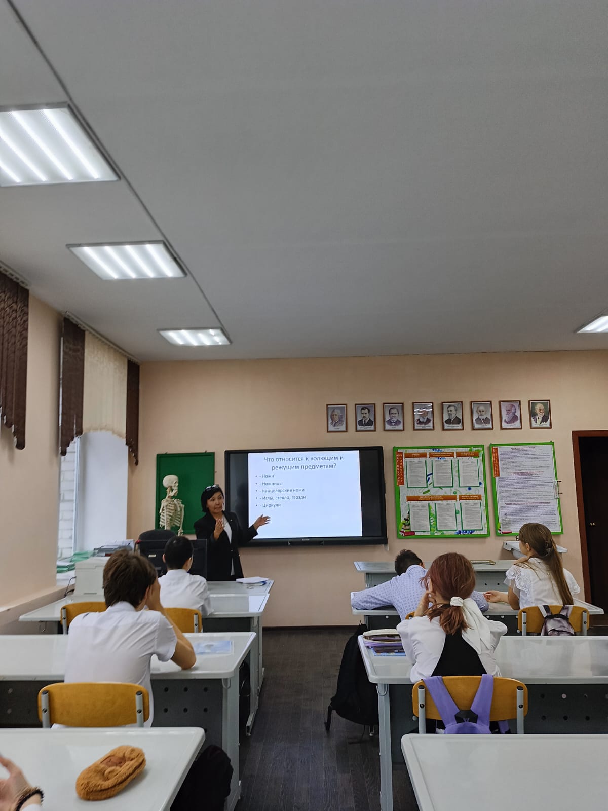 25 қараша күні 8 «А» сыныбында әлеуметтік педагог Н.Искакова «Білім беру ұйымында және оның аумағына әкелуге тыйым салынған, пайдалануға шектелген заттар мен заттарды тыйым салу туралы» тақырыбында сынып сағатын өткізілді».