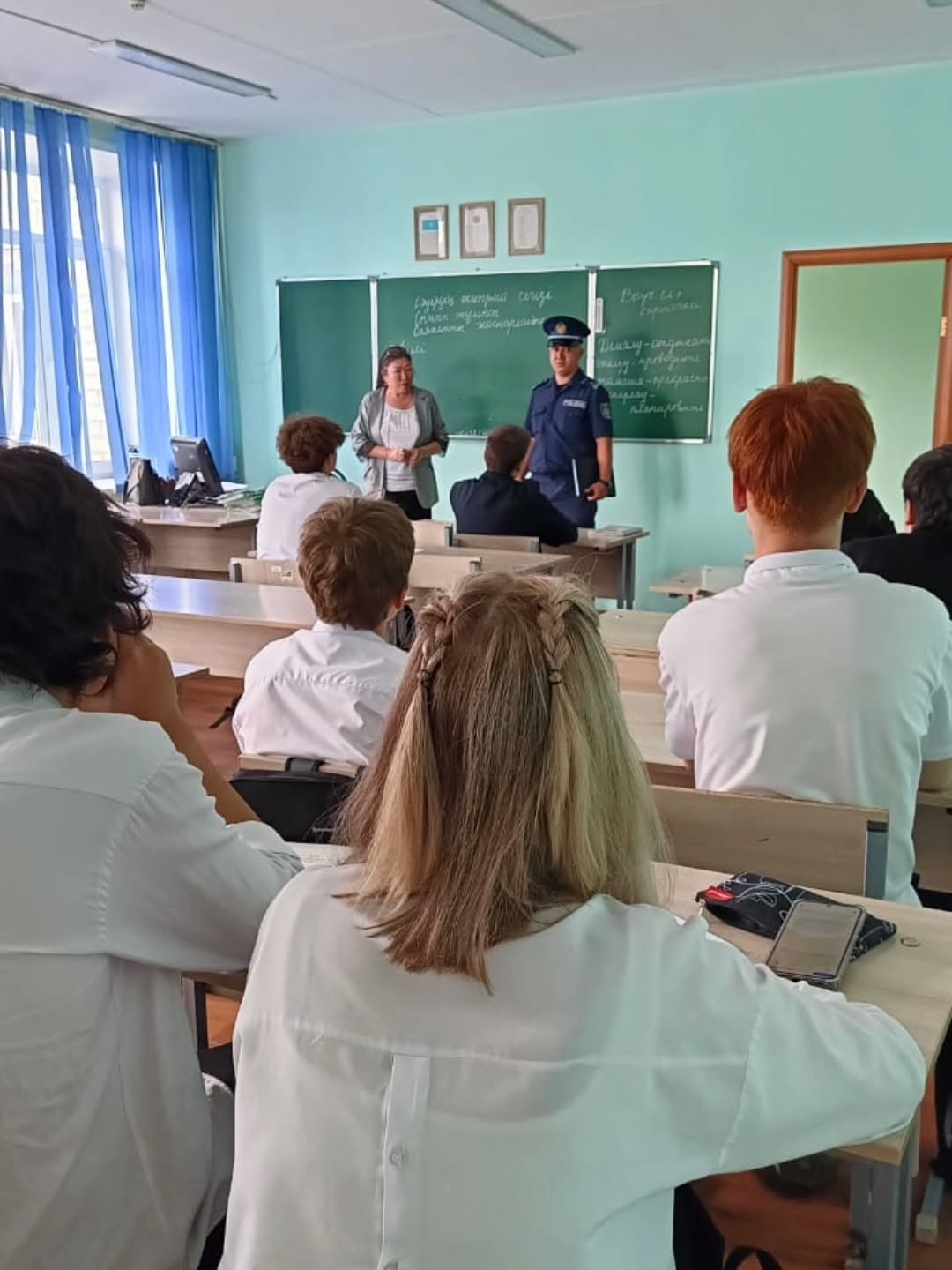 Бүгін, 2025 жылдың 28 сәуірінде, 8 "В" сыныбында кезекші бөлім бастығының міндетін атқарушы, Иртыш полиция бөлімінің аға лейтенанты Құрманғалиев Серікқали Талғатұлы оқушылармен кездесу өткізді.