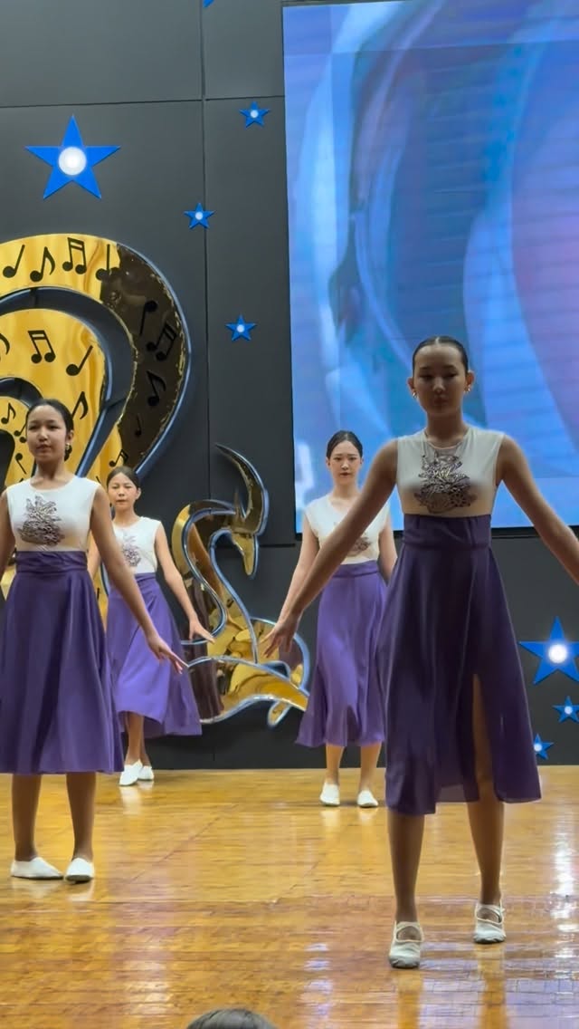 Бүгін біздің оқушыларымыз сүйікті фильмдерге, спектакльдер мен мюзиклдерге музыка жазған композитор Алексей Рыбниковтың шығармашылығына арналған Балалар музыкалық мектебіндегі тамаша концертке қатысты.