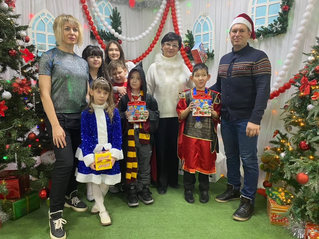 Достар! Дәл қазір біздің мектепте керемет жаңа жылдық атмосфера орнаған! Және көп жағдайда - біздің керемет демеуші достарымыздың арқасында!🎄🎄🎄️