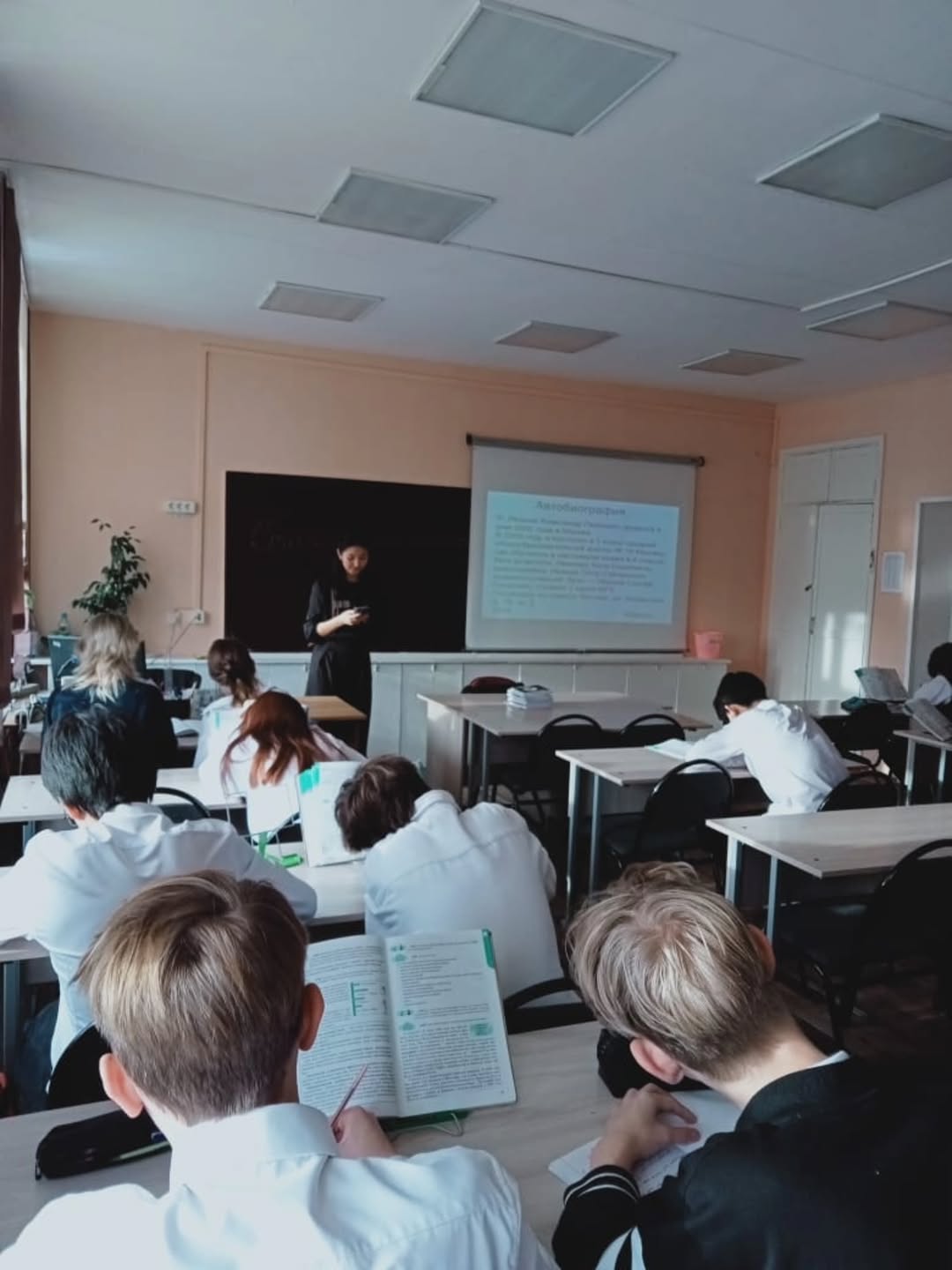 Әлемдік сайлау күніне арналған іс-шаралар аясында мектепте жоғары сынып оқушылары диктант жазды 🏫✍️