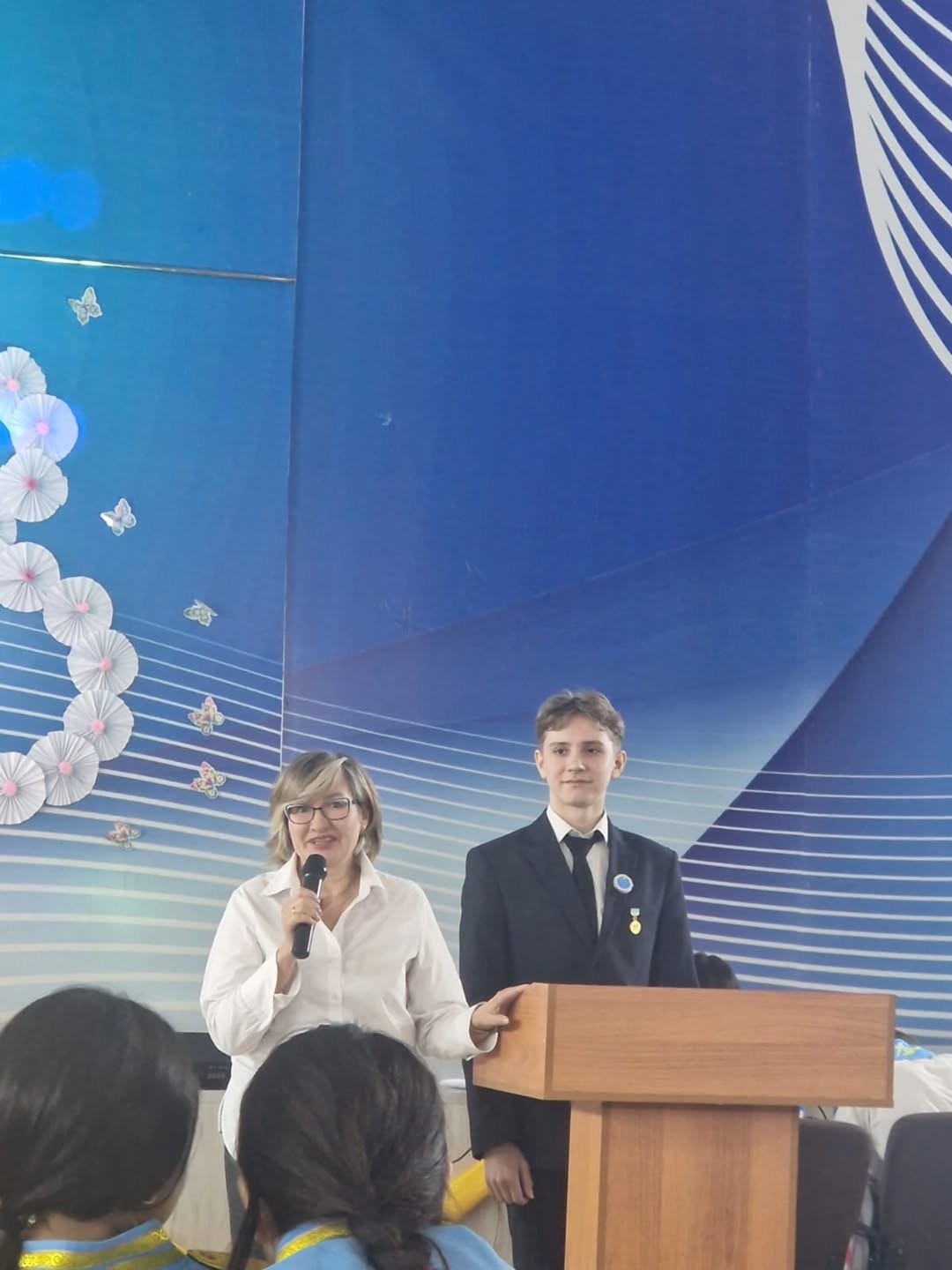 Бүгін мектеп Парламентінің Президенті Артем Карелов 👨‍🎓 директордың орынбасары Елена Павловна Шиминамен 👩‍🏫 бірге №17 орта мектепте 🏫 өткен «Үй көшбасшылар мектебі» 📚✨ семинарына қатысты.
