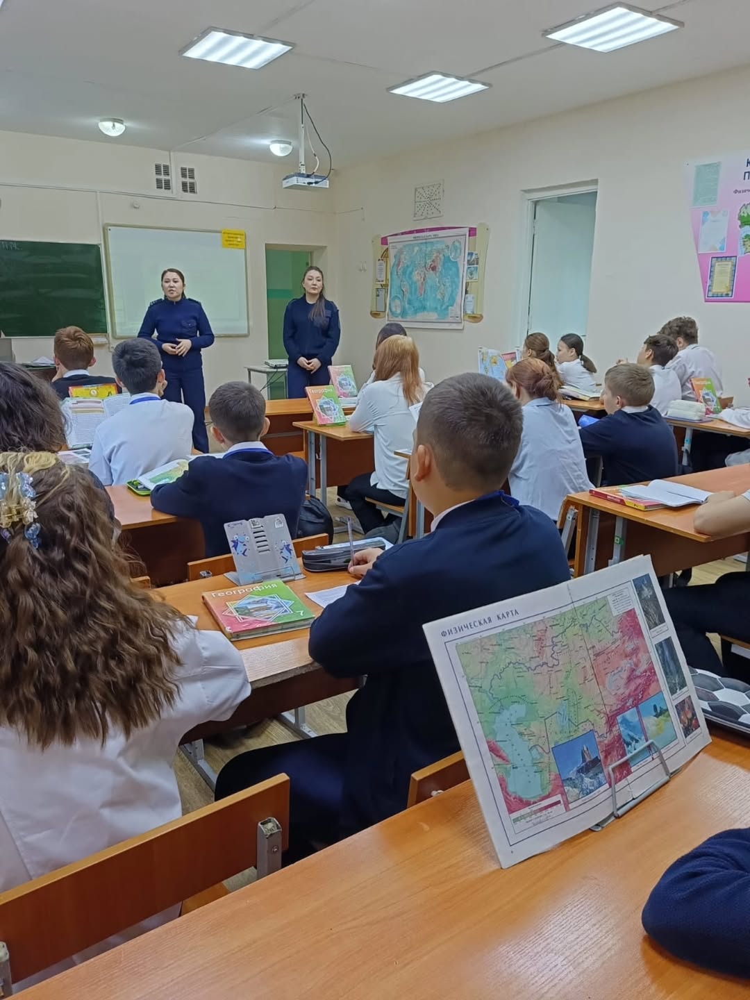 Бүгін 7 «Б» сынып оқушылары арасында ЮПТ инспекторлары, полиция лейтенанттары Киноятова Айым Нурланқызы мен Киноятова Айзат Нурланқызының қатысуымен профилактикалық әңгіме өткізілді.
