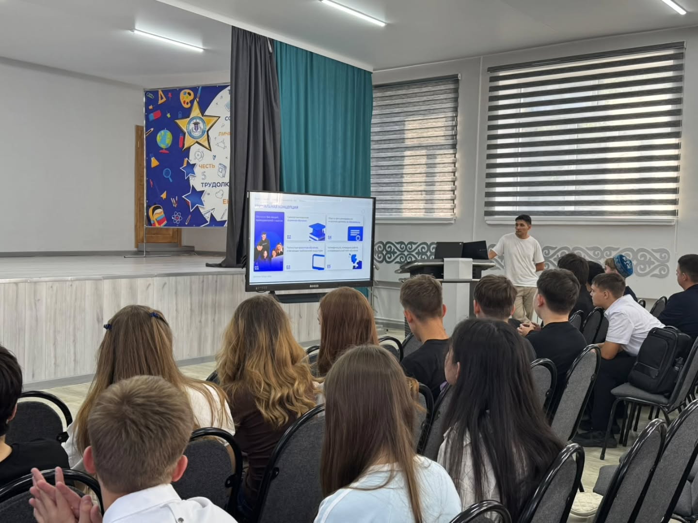 11 қыркүйекте біздің мектепте 9–11 сынып оқушыларының Tomorrow School жасанды интеллект мектебінің өкілдерімен кездесуі өтті. 🤝✨